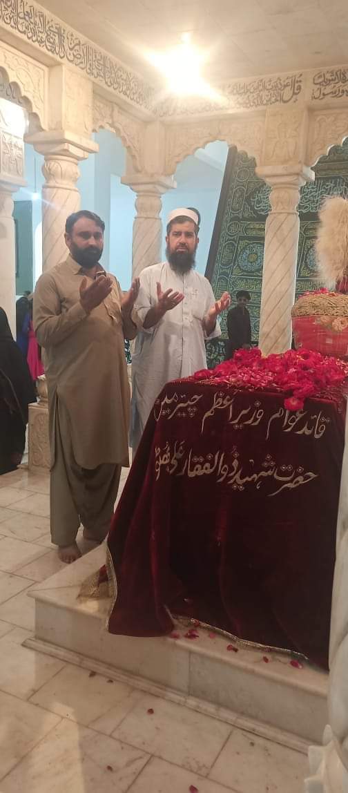 تاجر رہنما و سبزی منڈی ا یسو سی ایشن کے صدر  وقار با چا لا ڑ کانہ میں شہید محتر مہ بے نظیر بھٹو کی قبر پر فا تحہ خو انی کر رہے